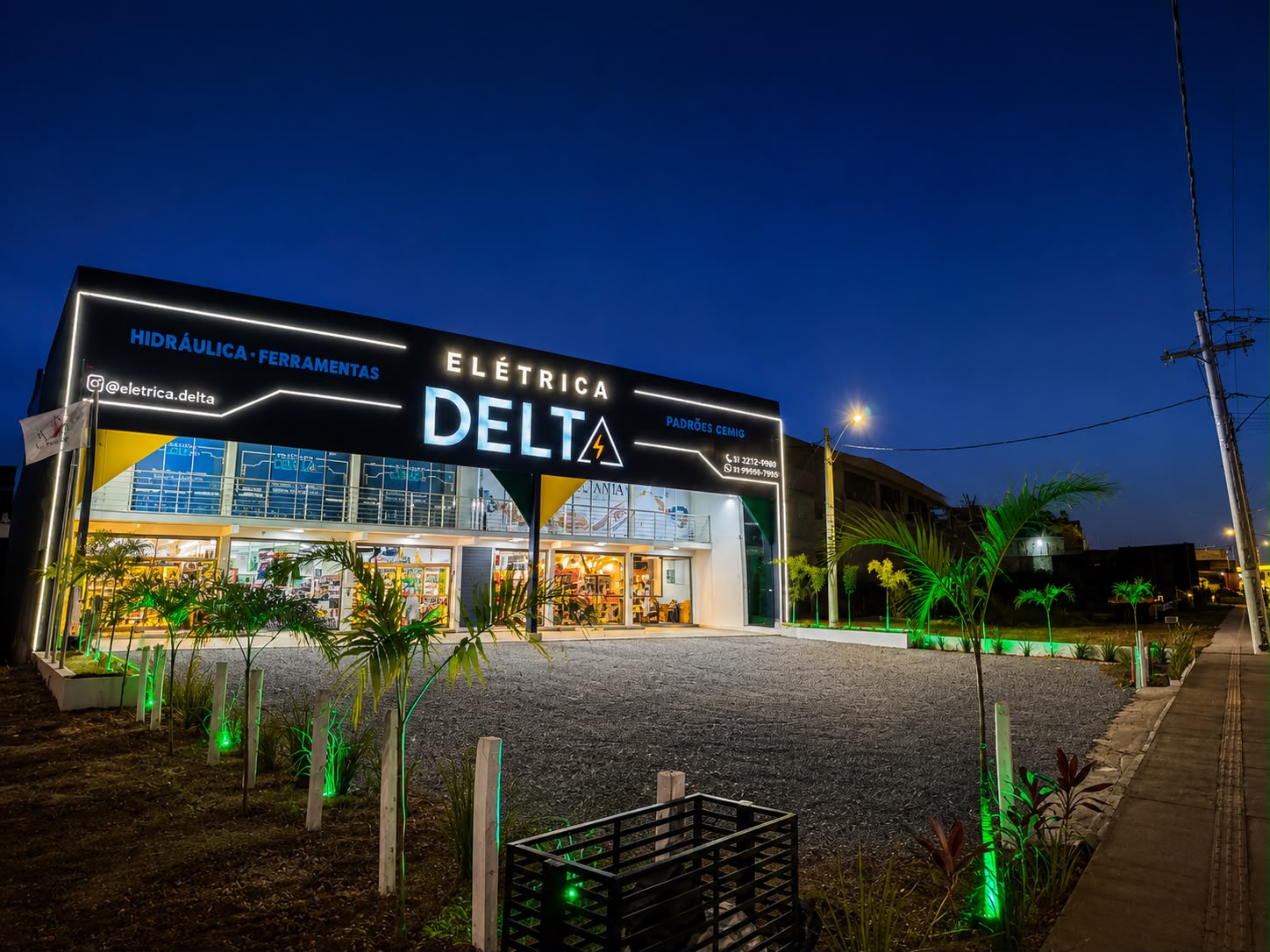 Fachada em ângulo da Elétrica Delta em Sete Lagoas, com estacionamento próprio